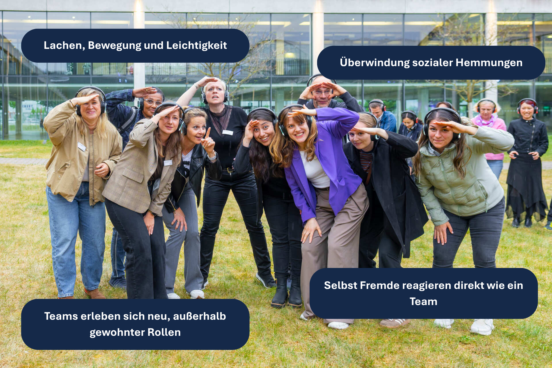 Teilnehmende mit Kopfhörern bei einer interaktiven Ohrenzirkus-Aktion auf der LEARNTEC in Karlsruhe